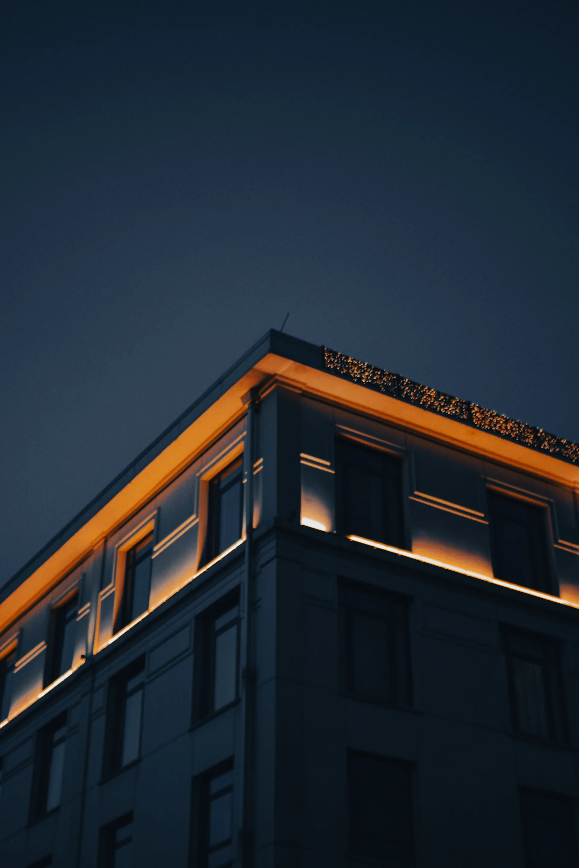 Façade contemporaine éclairée de nuit