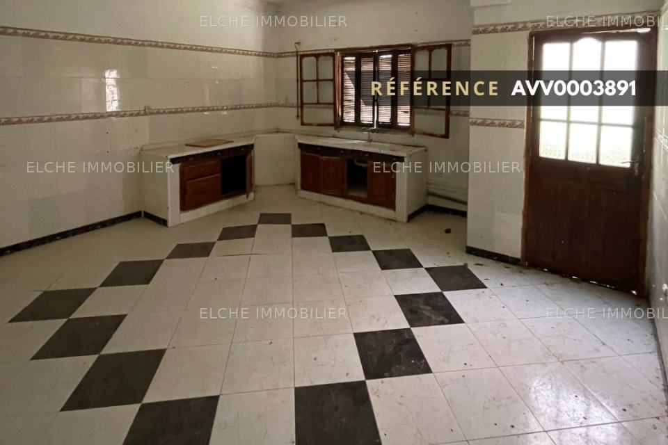 Villa ancienne bâtie R+1 à vendre