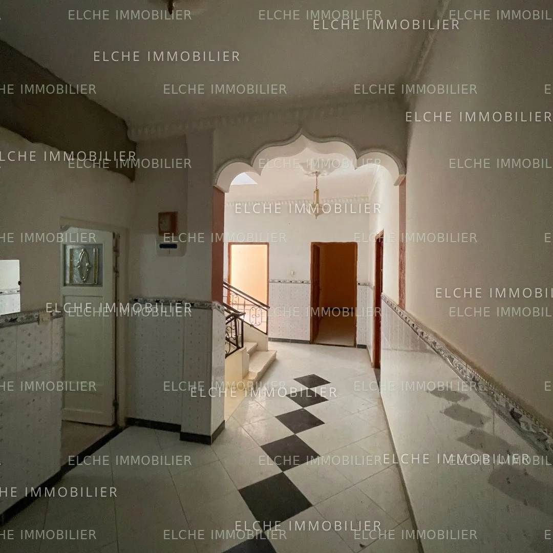 Villa ancienne bâtie R+1 à vendre