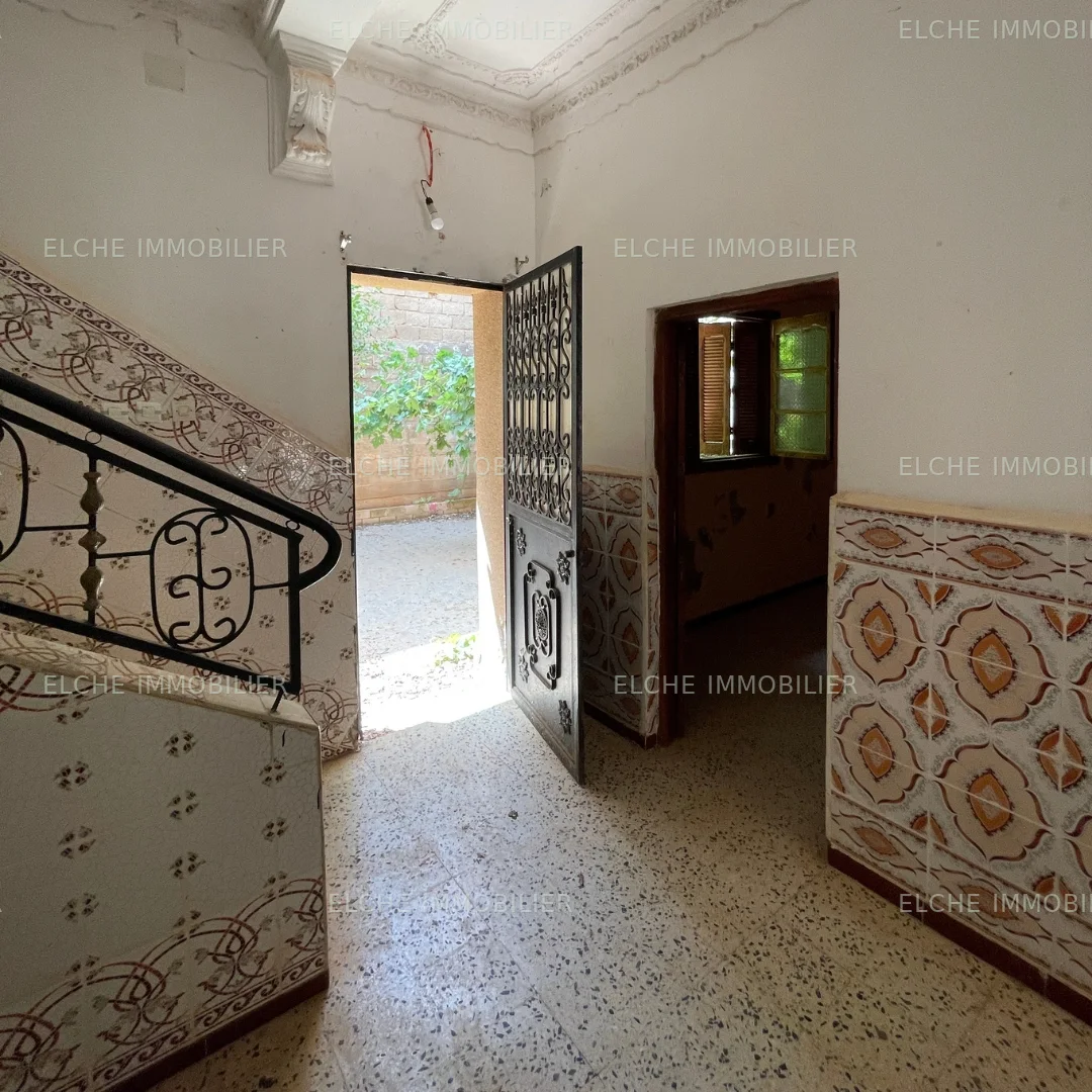 Villa ancienne bâtie R+1 à vendre