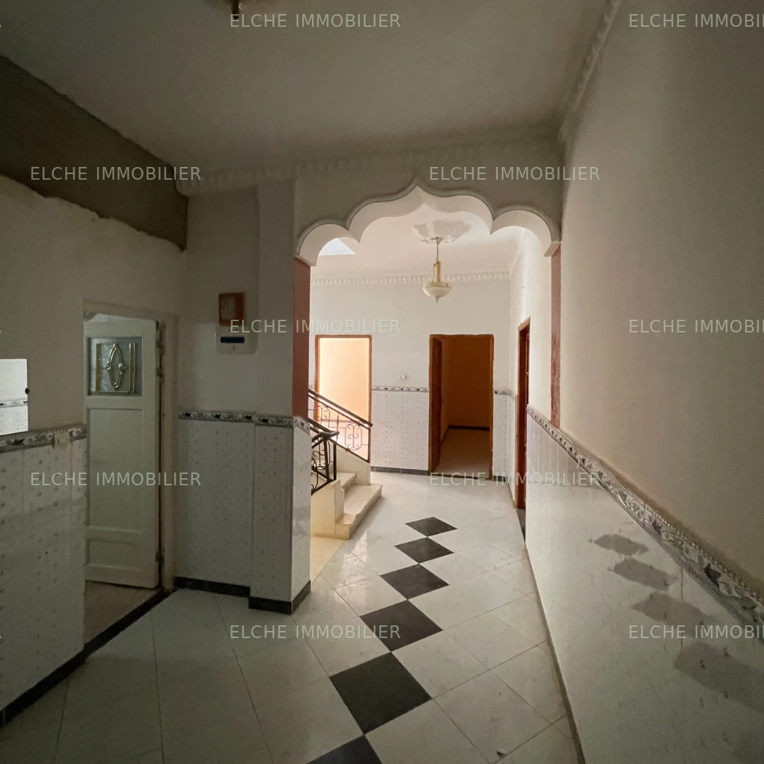 Villa ancienne bâtie R+1 à vendre