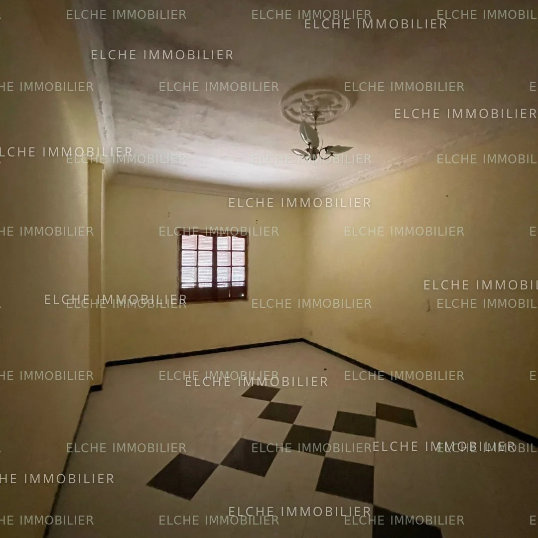 Villa ancienne bâtie R+1 à vendre