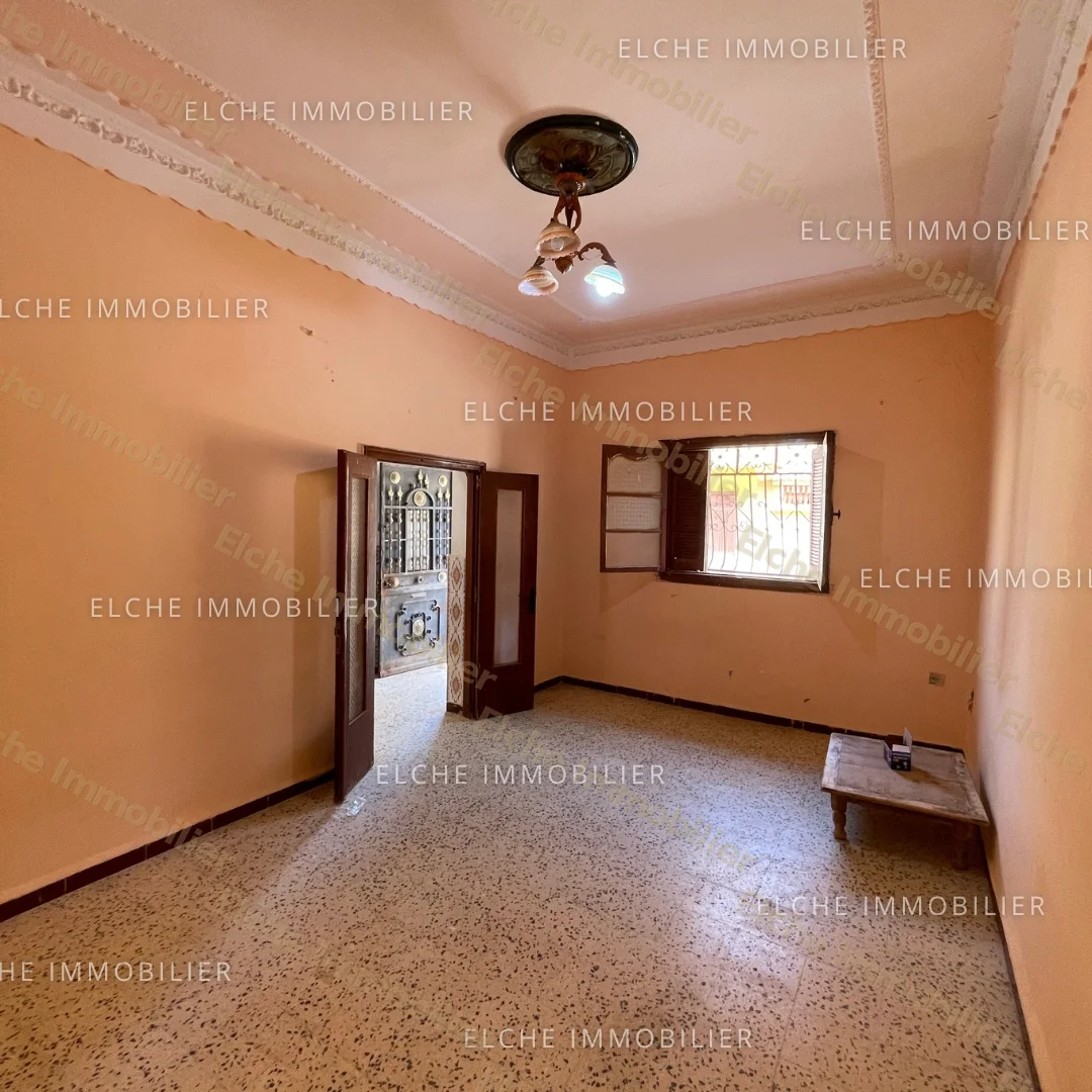 Villa ancienne bâtie R+1 à vendre