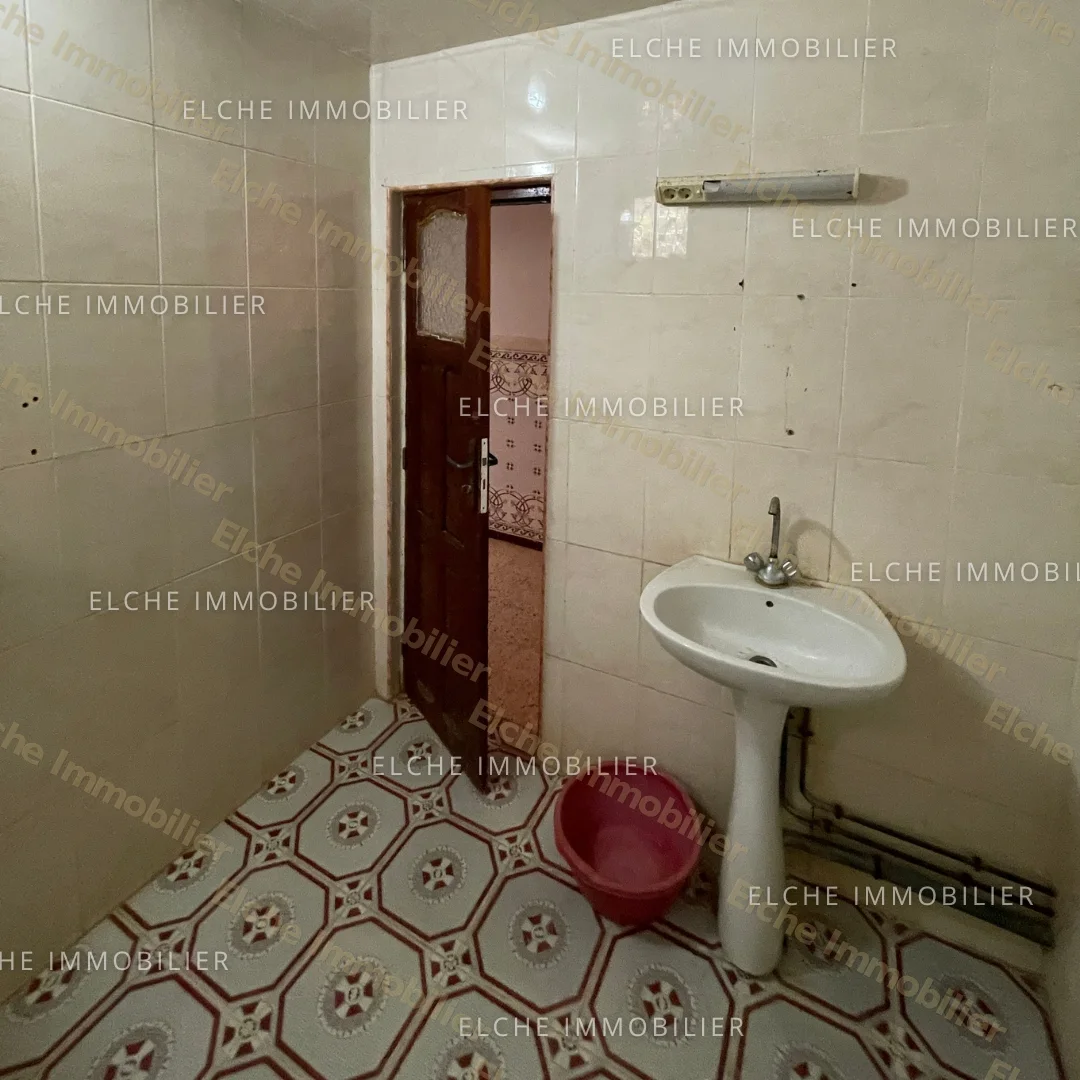 Villa ancienne bâtie R+1 à vendre