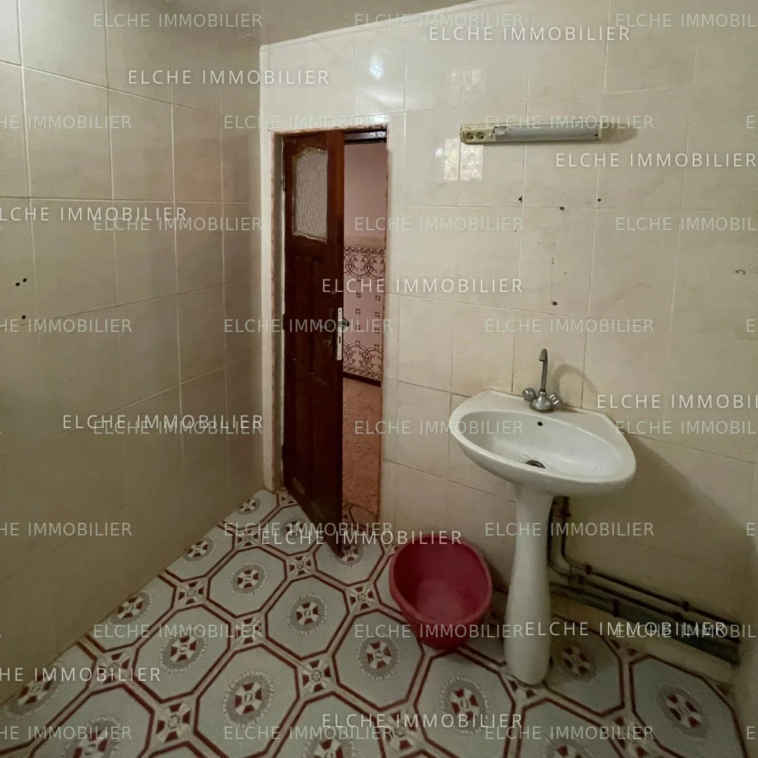 Villa ancienne bâtie R+1 à vendre