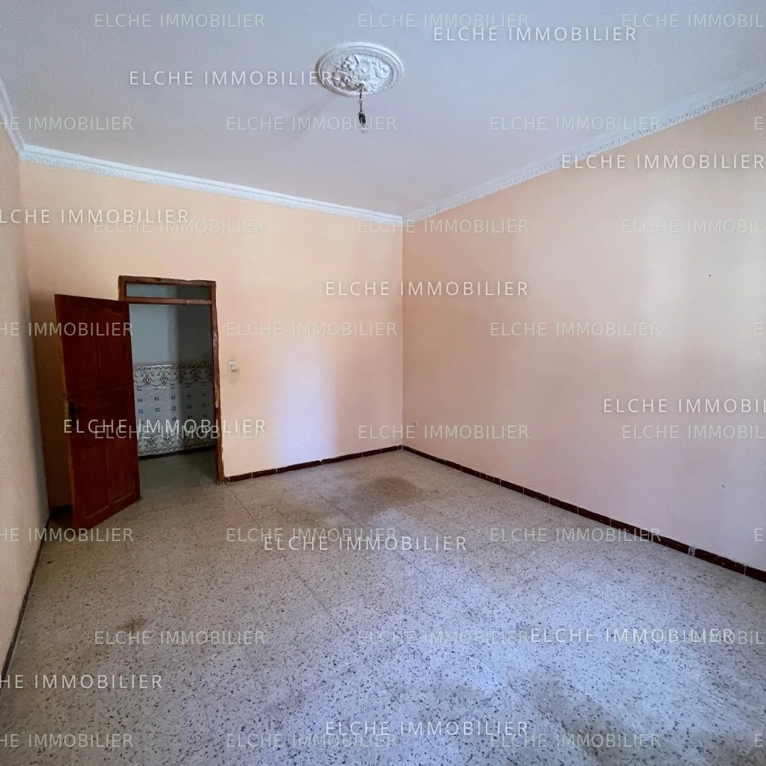 Villa ancienne bâtie R+1 à vendre