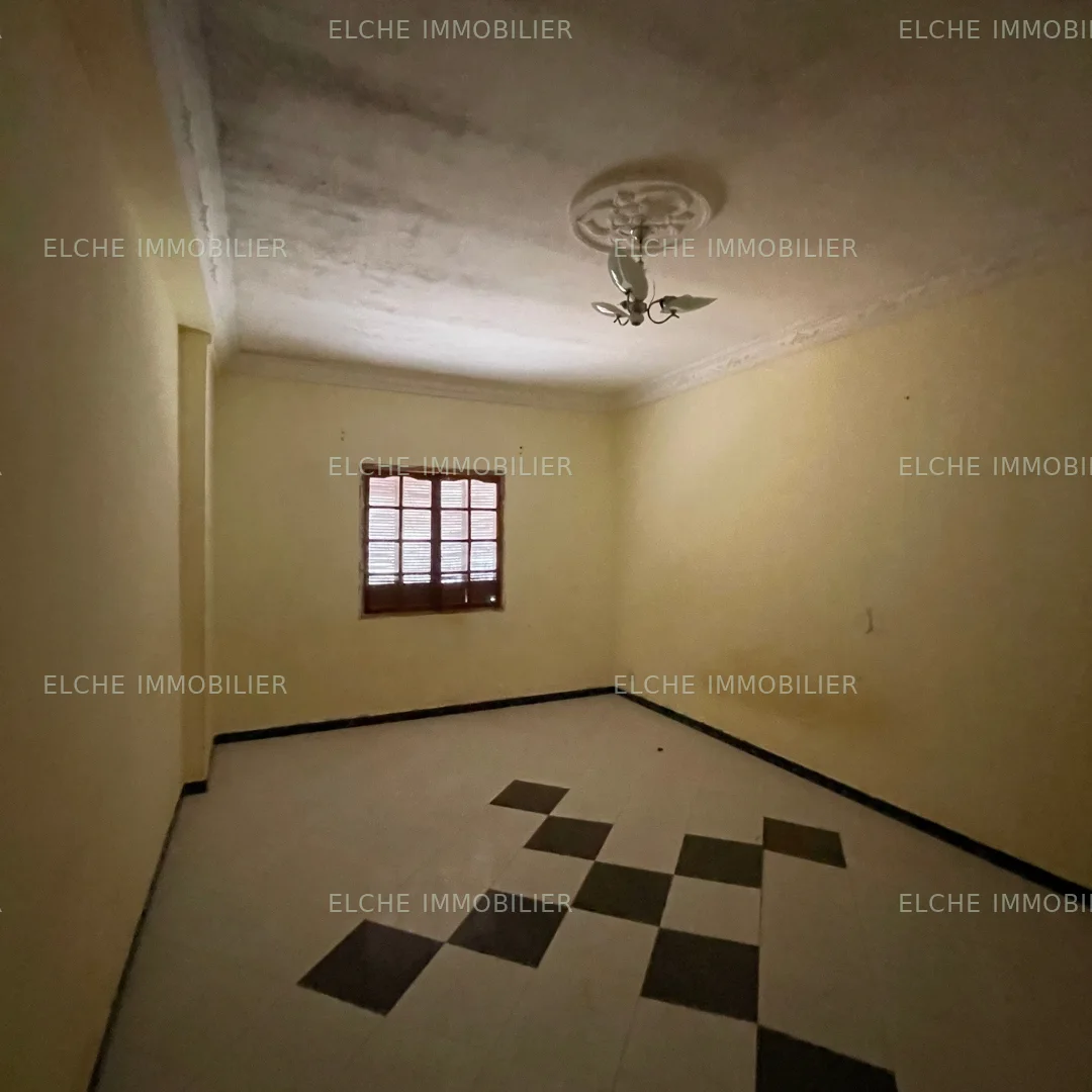 Villa ancienne bâtie R+1 à vendre