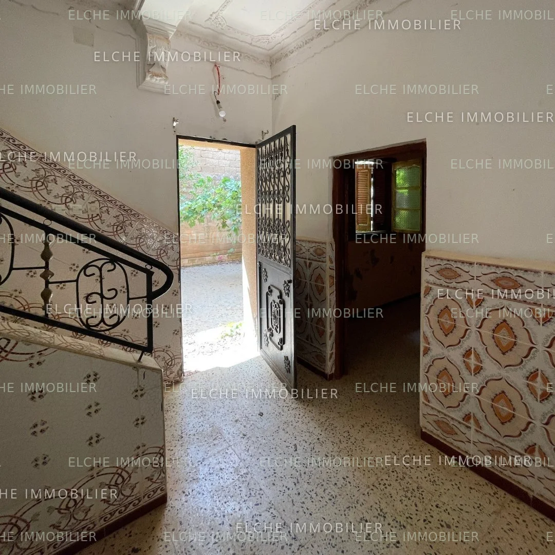 Villa ancienne bâtie R+1 à vendre