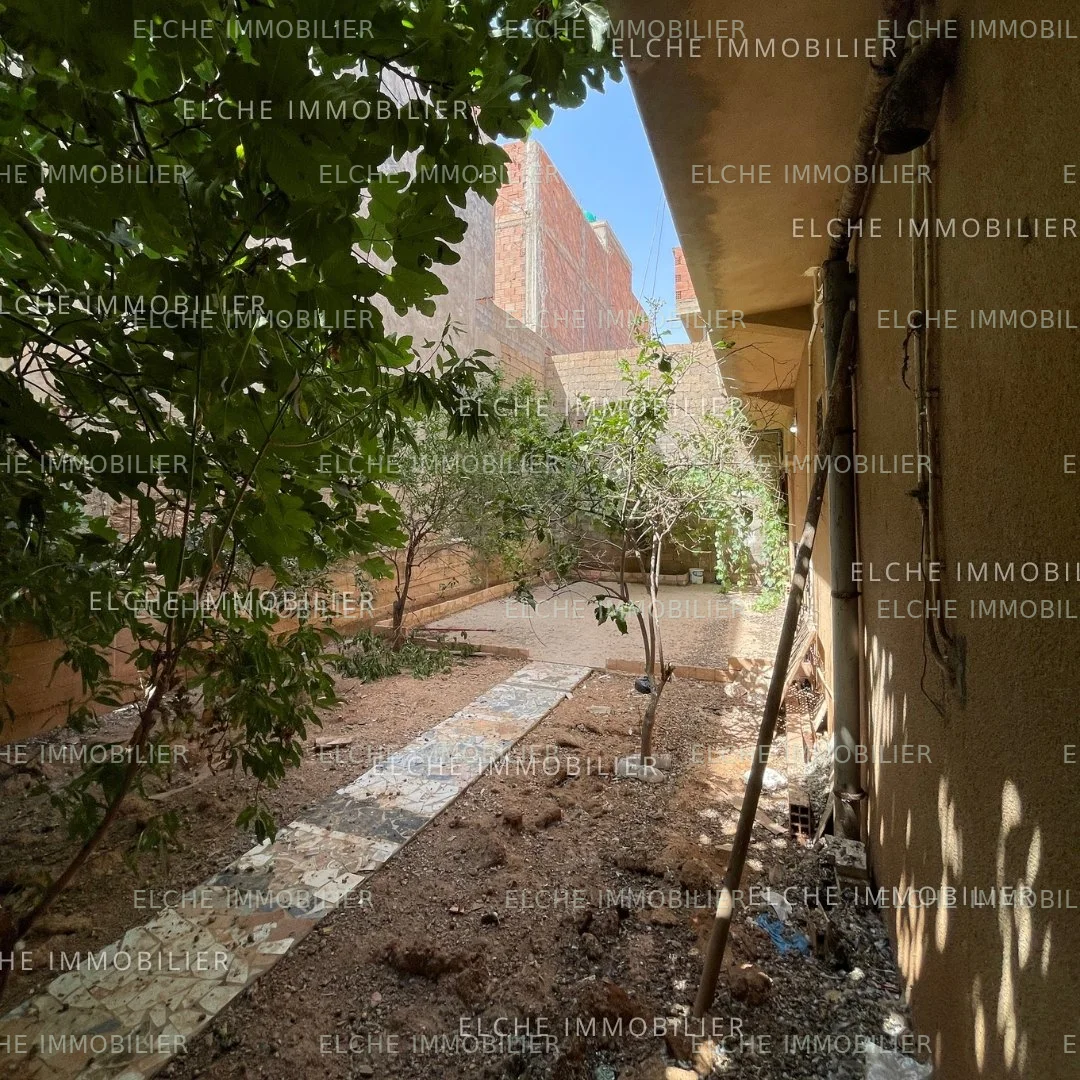 Villa ancienne bâtie R+1 à vendre