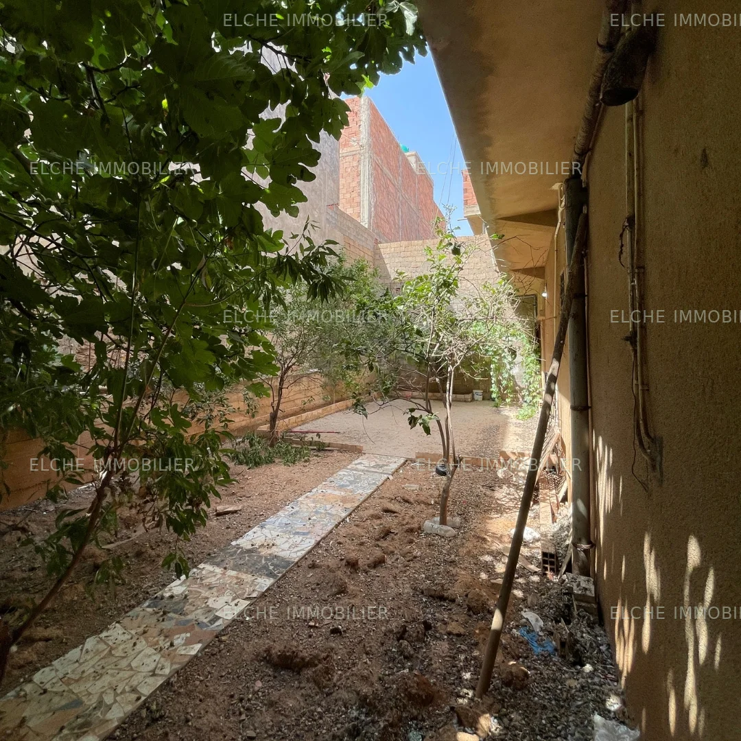 Villa ancienne bâtie R+1 à vendre