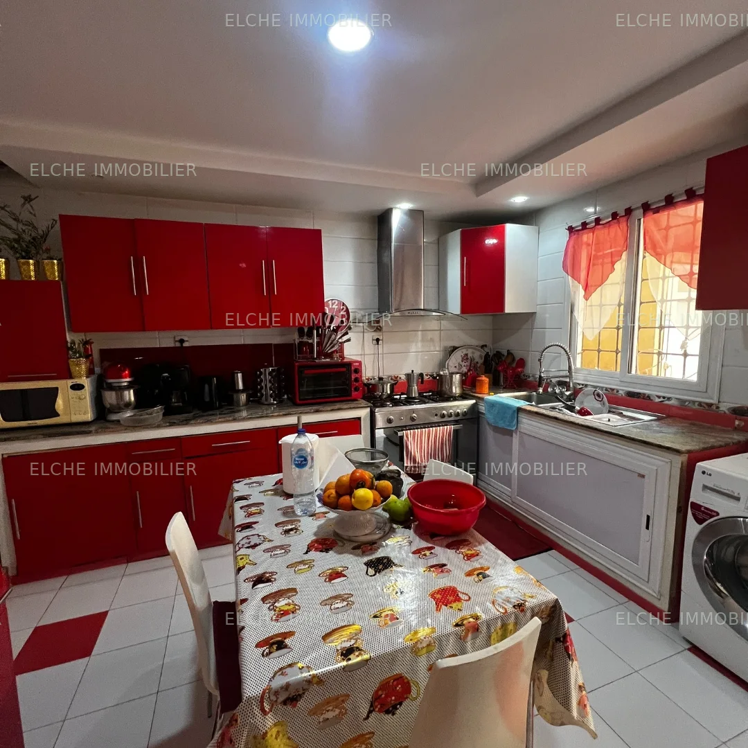 Maison R+2 à Vendre