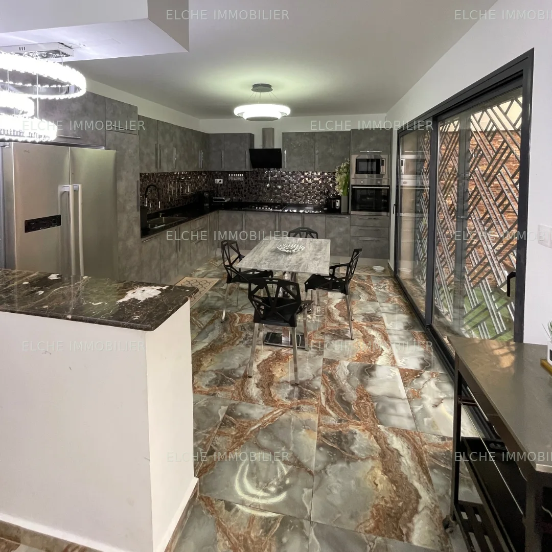 Maison R+2 a Vendre